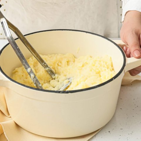 Mashed potatoes in pot