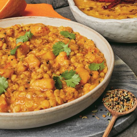 Clay dishes filled with channa dal and pumpkin