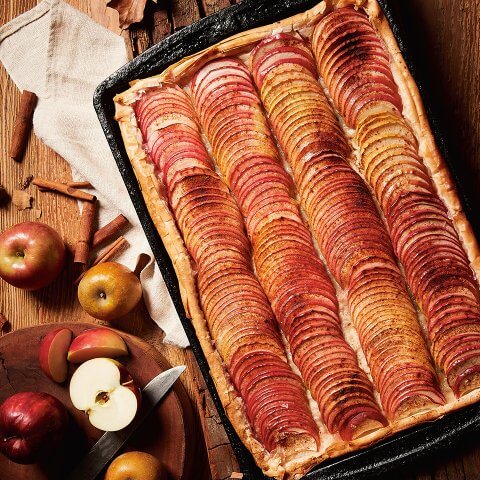 A tray with an apple dessert tart