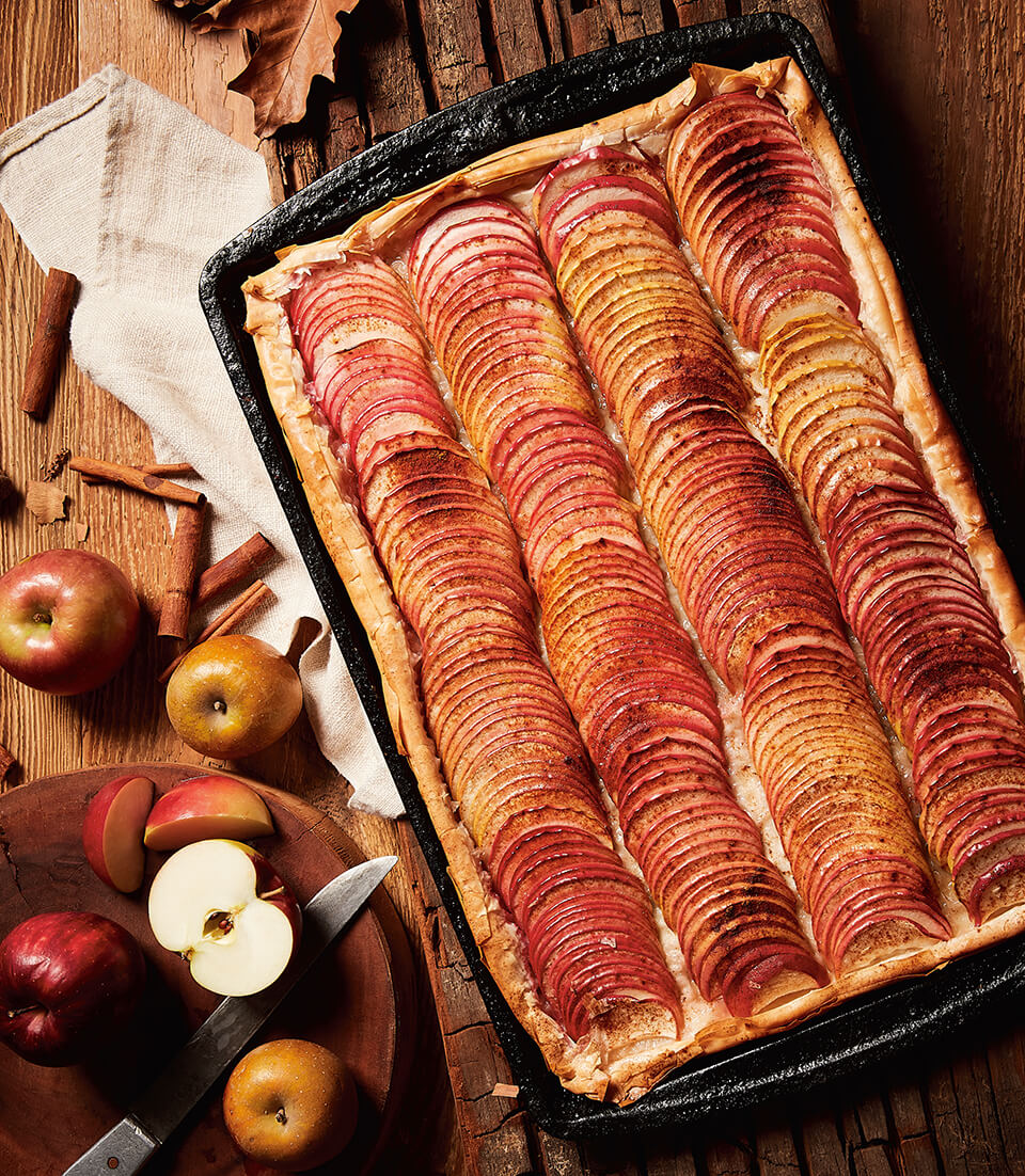 A tray with an apple dessert tart