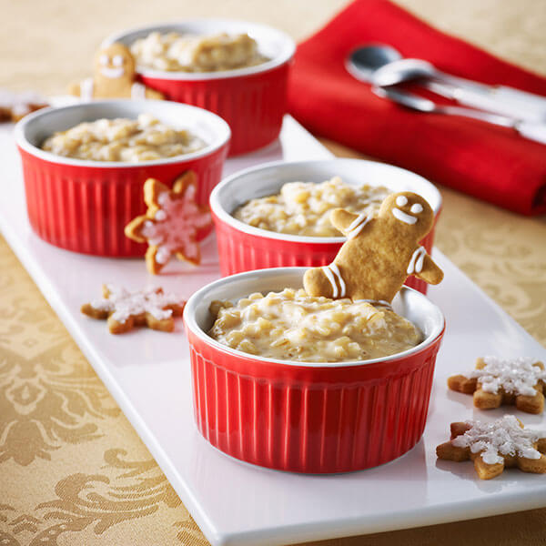 Red ramekins with dessert pudding and small gingerbread cookies