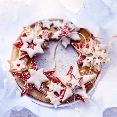 A wreath made of star-shaped Christmas cookies