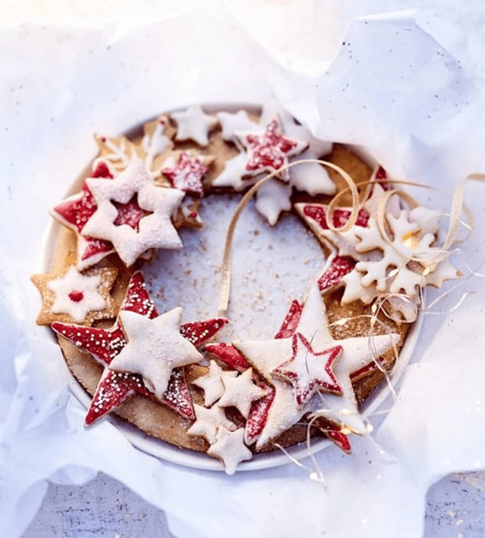A wreath made of star-shaped Christmas cookies