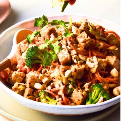 A bowl of noodles with vegetables