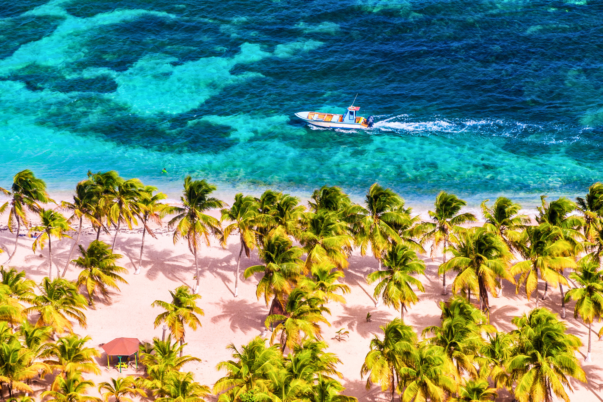 A motorboat cruising along Souffleur’s Beach La Désirade (Aurélien BRUSINI) – Guadeloupe Islands Tourism Board